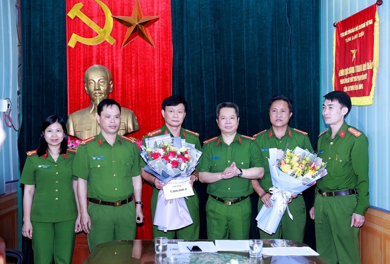 Khen thưởng Phòng Cảnh sát điều tra tội phạm về ma túy triệt xóa ổ nhóm ma túy và  bắt đối tượng truy nã